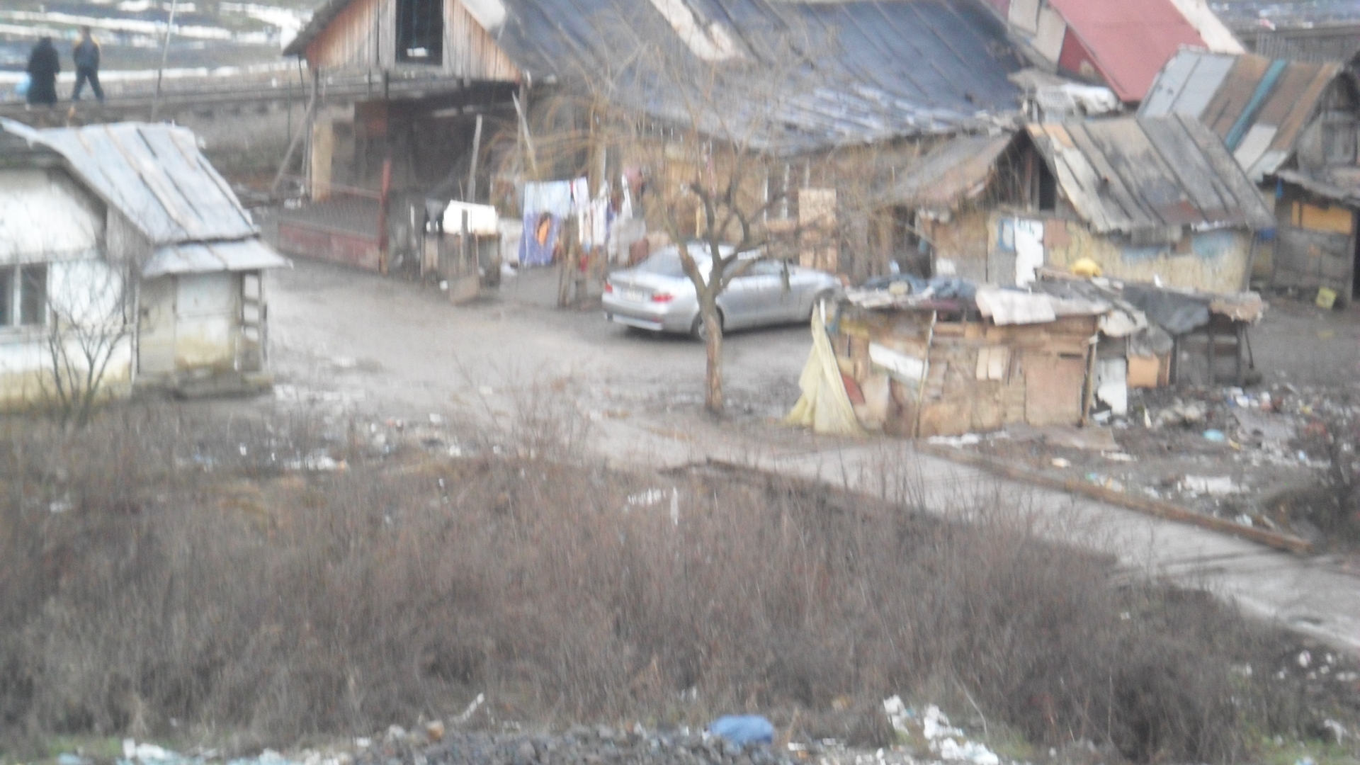 Chelul cu tichie de margaritar exista si e in Maramures! Cade casa pe el, dar are BMW serie 5! Uite-l parcat intre cocioabe