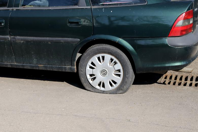 Alertă printre șoferi! Zeci de cauciucuri au fost înţepate în Bucureşti! Ce înseamnă asta