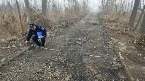 Un bărbat a furat 800 de metri de asfalt! E incredibil câţi bani a luat pe el