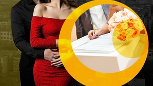 Povestea anului se derulează într-un celebru oraș din Moldova! Ofițerul stării civile, o femeie, i-a căzut cu tronc și... I-a cununat, apoi s-a culcat cu mirele!