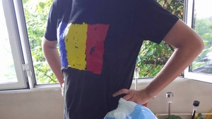 Un bucureştean a mers la un Kaufland din Capitală cu un tricou pe care apărea tricolorul. Nu o să-ţi vină să crezi ce era scris pe punga pe care a primit-o de la magazin