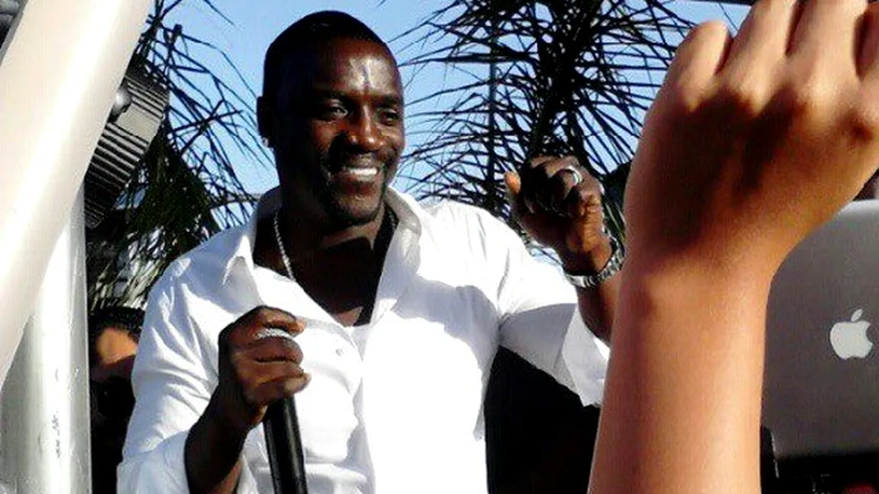 Fite de star! Celebrul Akon a cerut 200.000 € si camera in care a dormit Michael Jackson ca sa vina in Romania