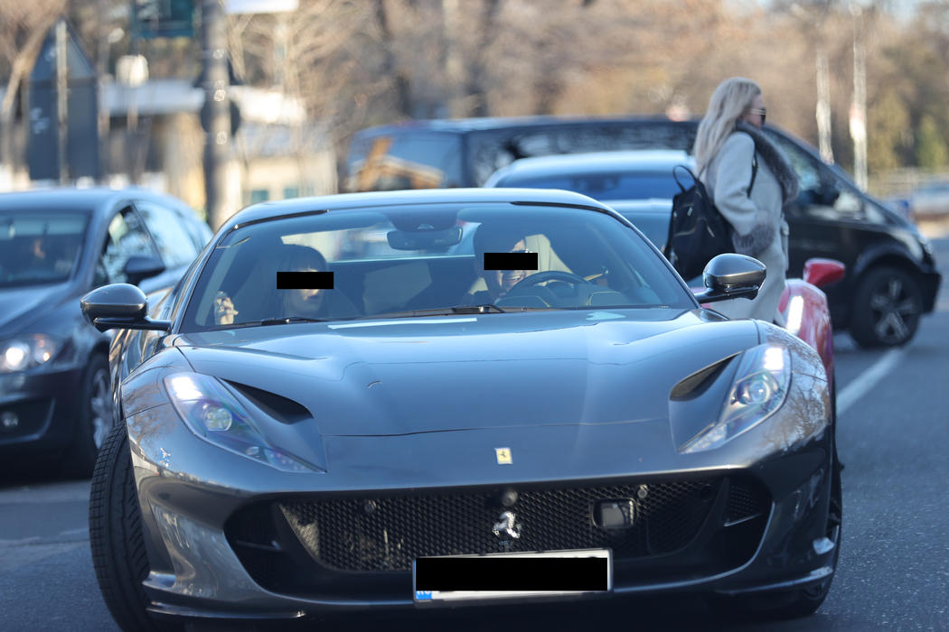 Saif conduce noul Ferrari 812 Superfast, pe care tăticul lui a plătit nu mai puțin de 350.000 de euro