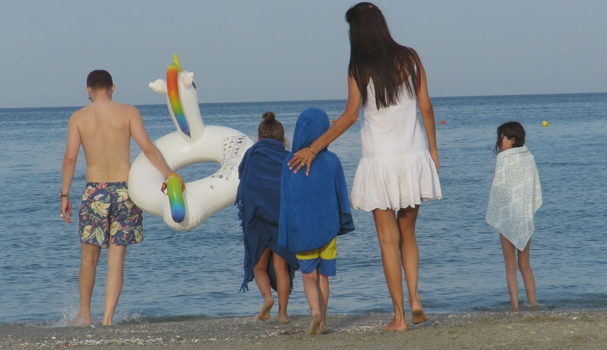 Adi Sînă și Anca Serea au fost la Mamaia împreună cu cei trei copii pe care îi au împreună