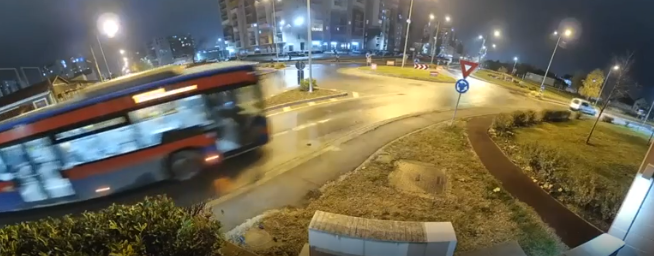 Accident uluitor în Oradea! A zburat ca o rachetă peste sensul giratoriu: ce s-a întâmplat cu șoferul