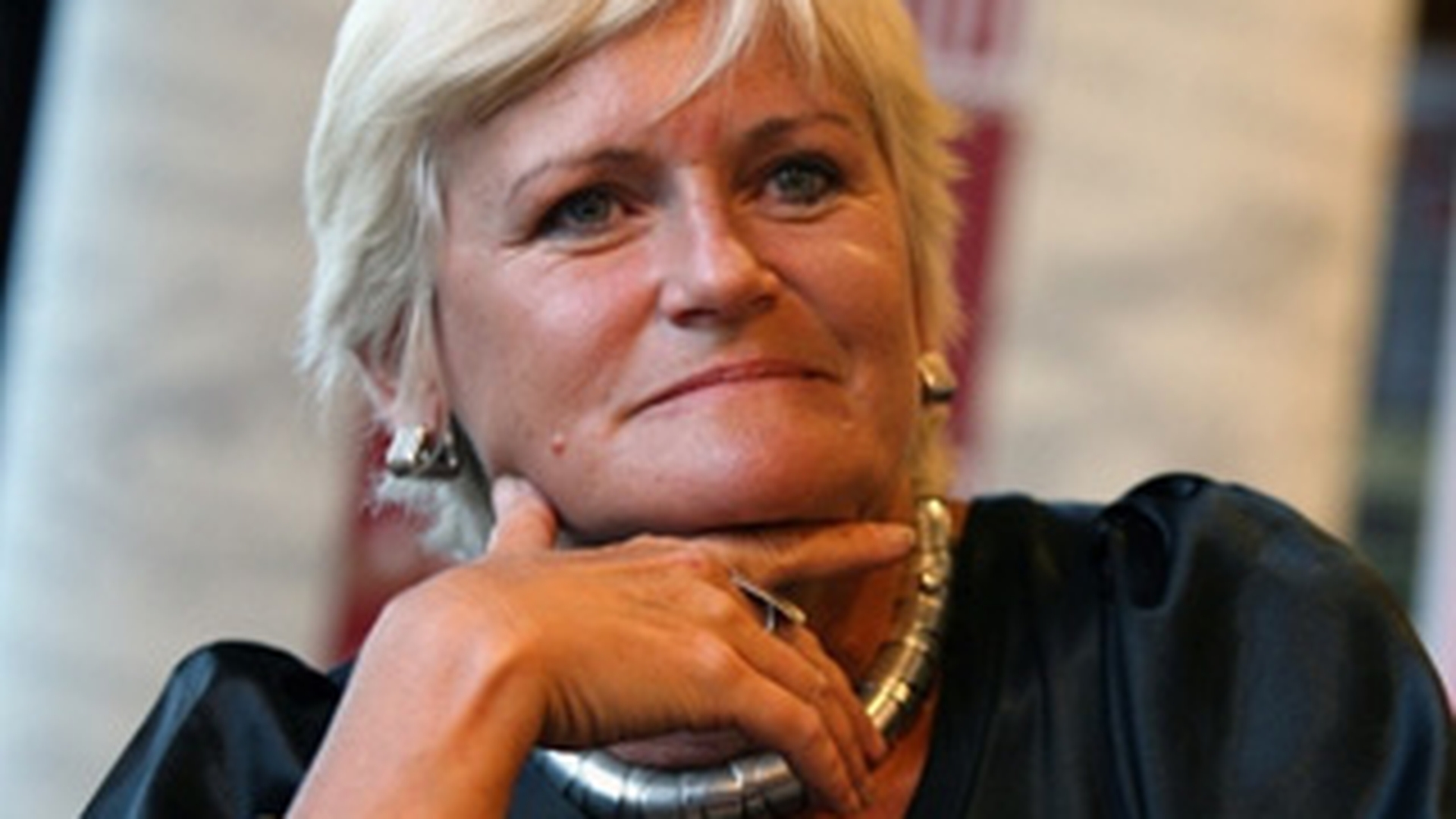 Monica Tatoiu ajuta doua familii fara posibilitati materiale! Le duce brad de Craciun si cadouri!