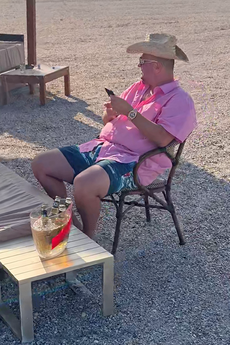 Claudiu Pătrașcu și familia, la malul mării, în Mamaia / (Sursa: Captură video)