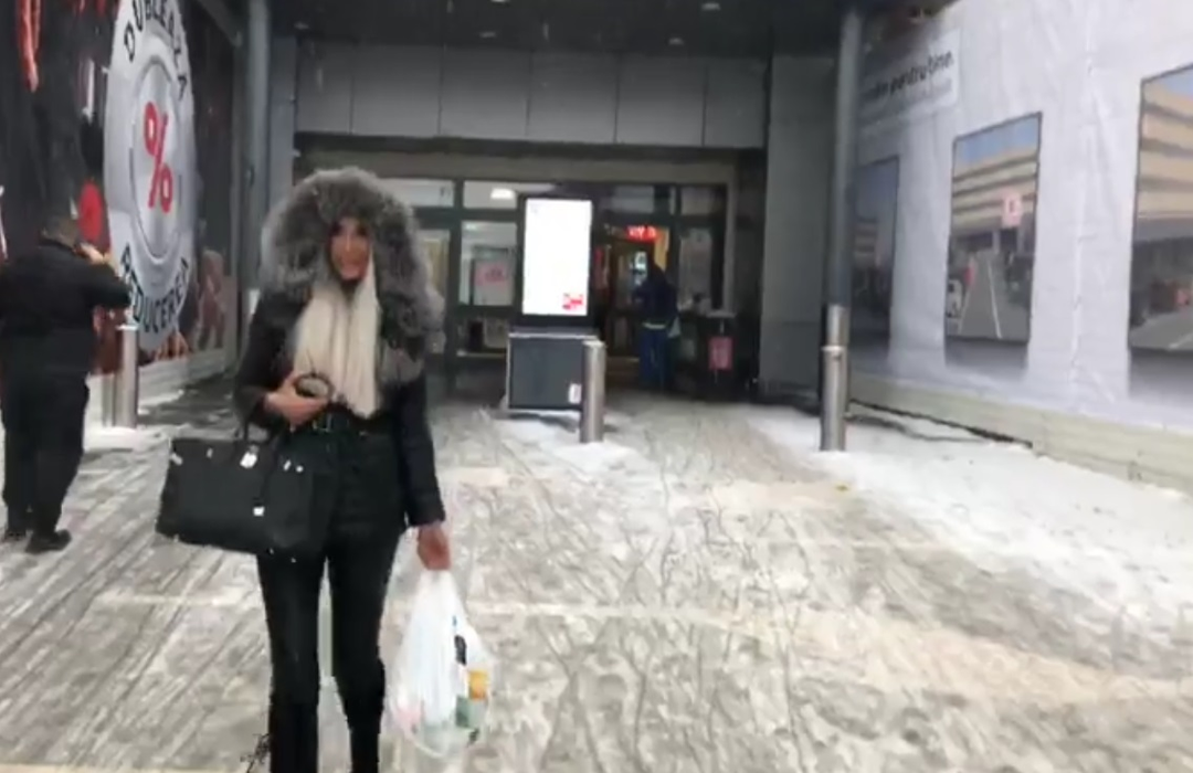Bianca Drăgușanu, „prinsă” cu peștele: „Se spală, se dă cu sare și…”. Imagini exclusive cu prezentatoarea TV