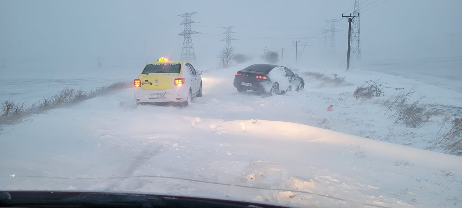 Cod roşu în România! Românii, sfătuiţi să stea în case! Drumuri închise şi fenomene meteo extreme. Încă 6 județe sunt vizate de vreme rea