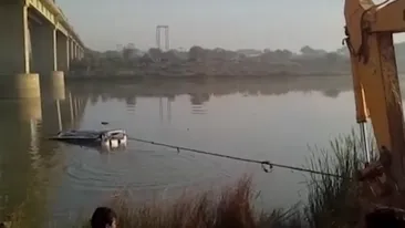 VIDEO / Un autocar cu pelerini a plonjat în apă, de la 20 de metri! Bilanţul tragediei: cel puţin 33 de morţi şi peste 15 răniţi