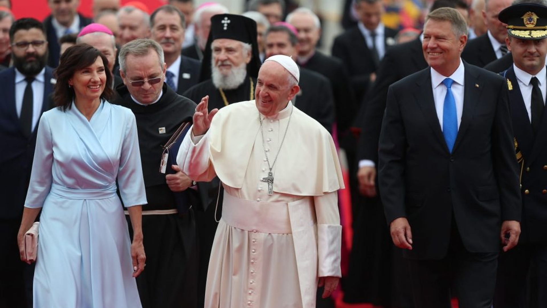Papa Francisc, așteptat de mii de români pe traseul de la aeroport către Palatul Cotroceni