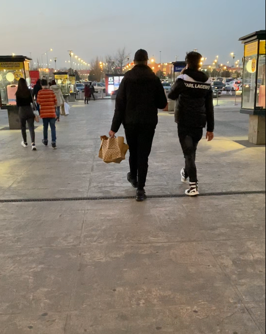 Selly și amicul său se îndreaptă către mașină
