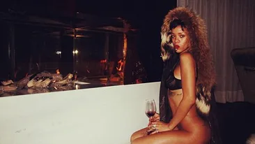 Pozele care o să te încălzească la iarnă! Rihanna, goală-goluţă, sobind un pahar de vin şi fumând o ţigară în faţa unui şemineu!