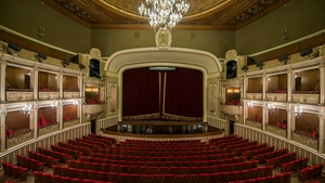 Românii vaccinați cu ambele doze vor putea să meargă la teatru și la operă fără mască de protecție