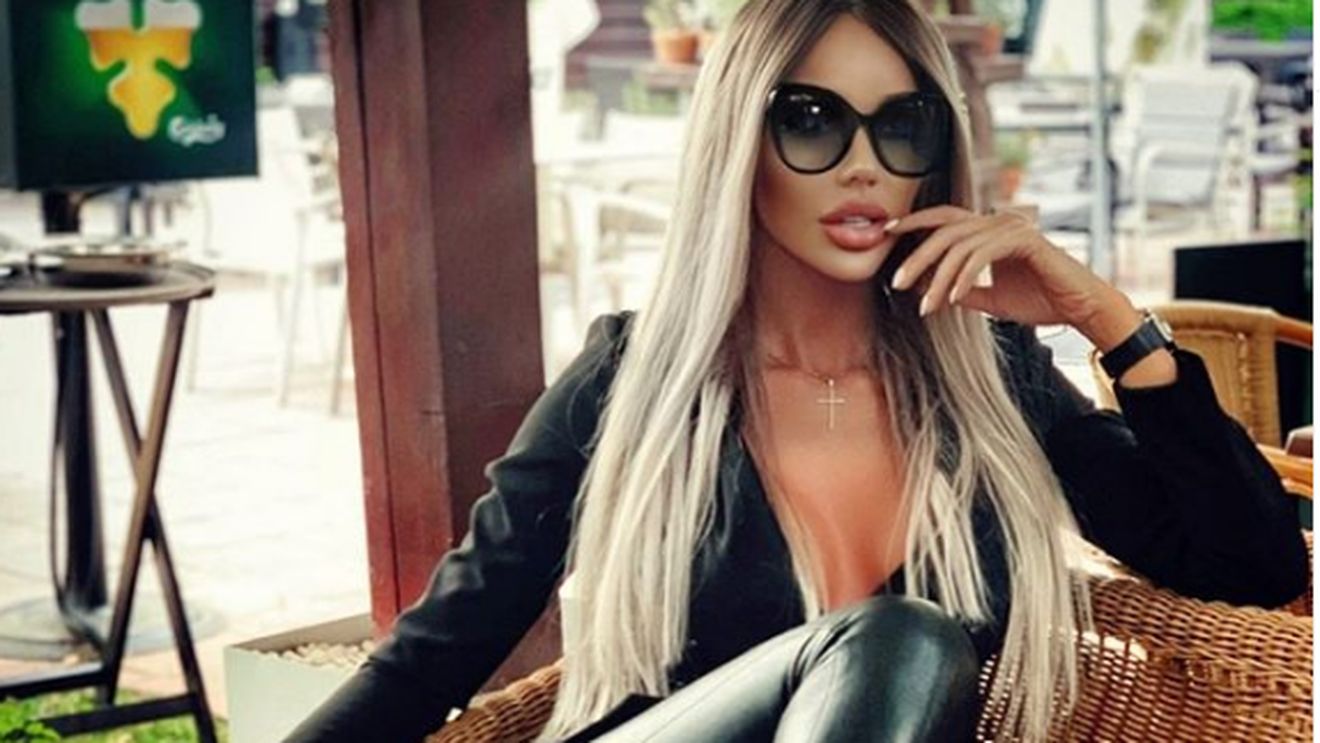 Bianca Drăgușanu a sărbătorit despărțirea de Alex Bodi cu șampanie și în lenjerie intimă! ”