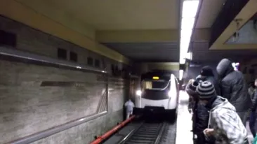 O masina a fost aruncata pe scarile de la metrou! Un grup de tineri a creat panica la inceput de an VIDEO