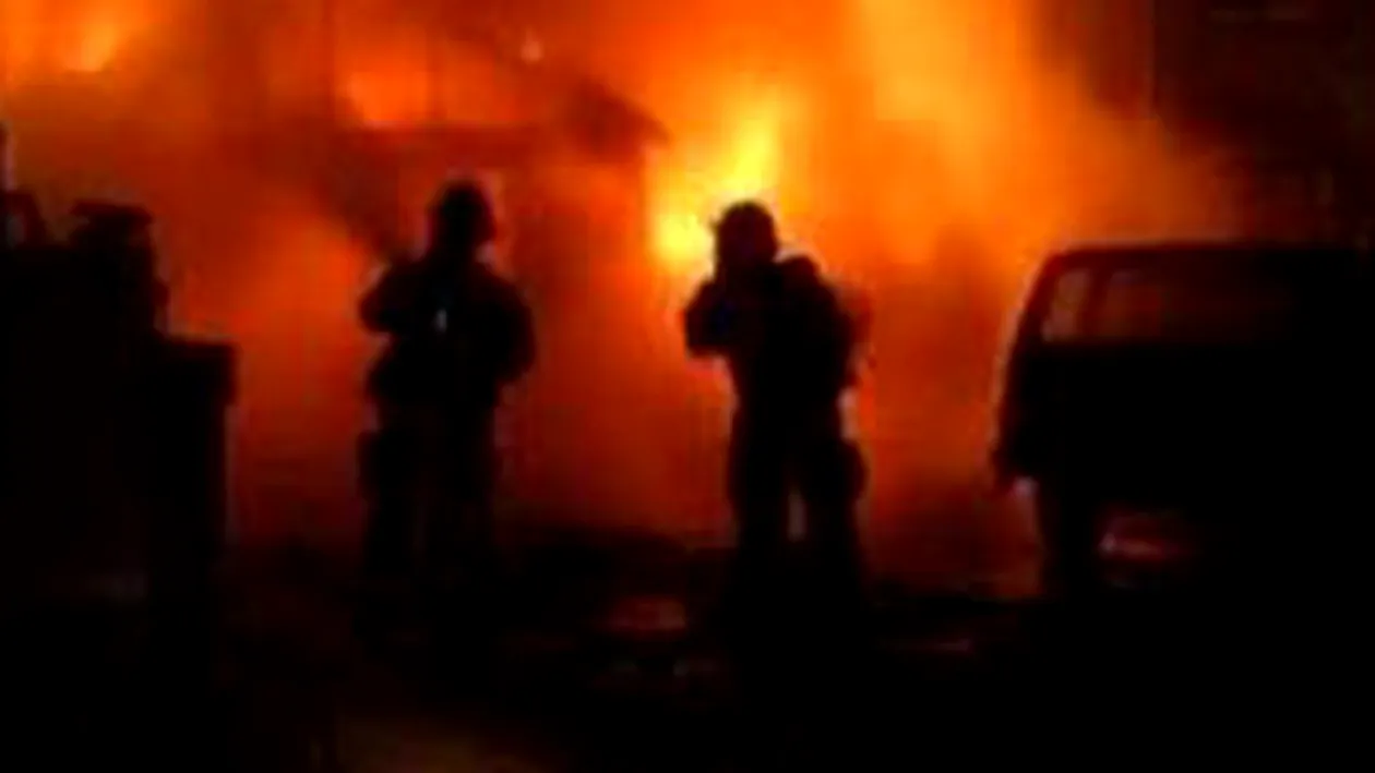 Incendiu intr-un cartier din Oradea! O casa a ars din temelii
