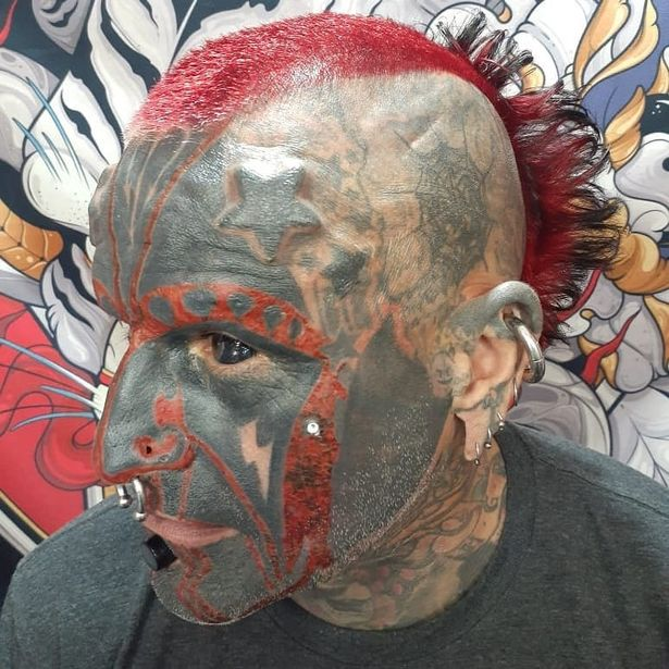 FOTO | Cum arată bărbatul cu tatuaje pe 95% din suprafața pielii. Transformarea este uluitoare