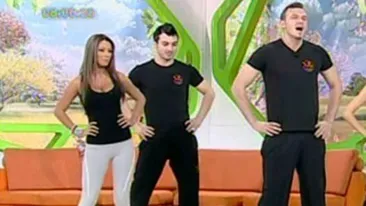 VIDEO Roxana Vancea a facut exercitii pentru bust: Roxana, te rog, scoate pieptul mult! - Uite cum s-a descurcat vecina