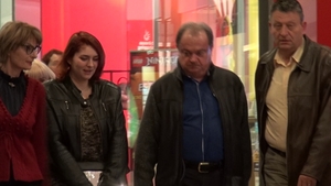 VIDEO “Buldogul” in actiune! Cum a fost filmat omul din spatele succesului lui Iohannis, la mall, alaturi de sotia sa!