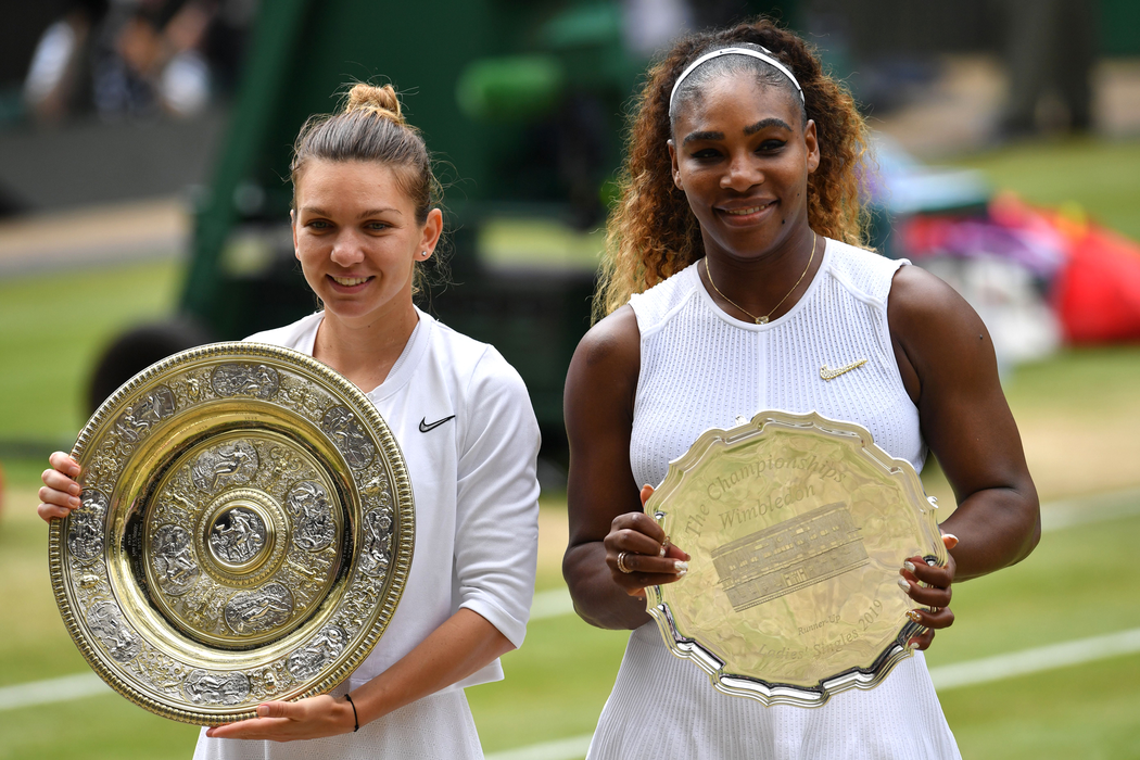 Simona Halep, alături de Serena Williams, imediat după ce a devenit campioană la Wimbledon