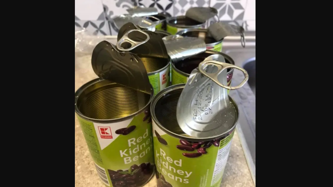 Surpriză de proporții pentru clienții unui celebru magazin! Au crezut că au cumpărat fasole, însă ce au găsit în conservă i-a lăsat mască