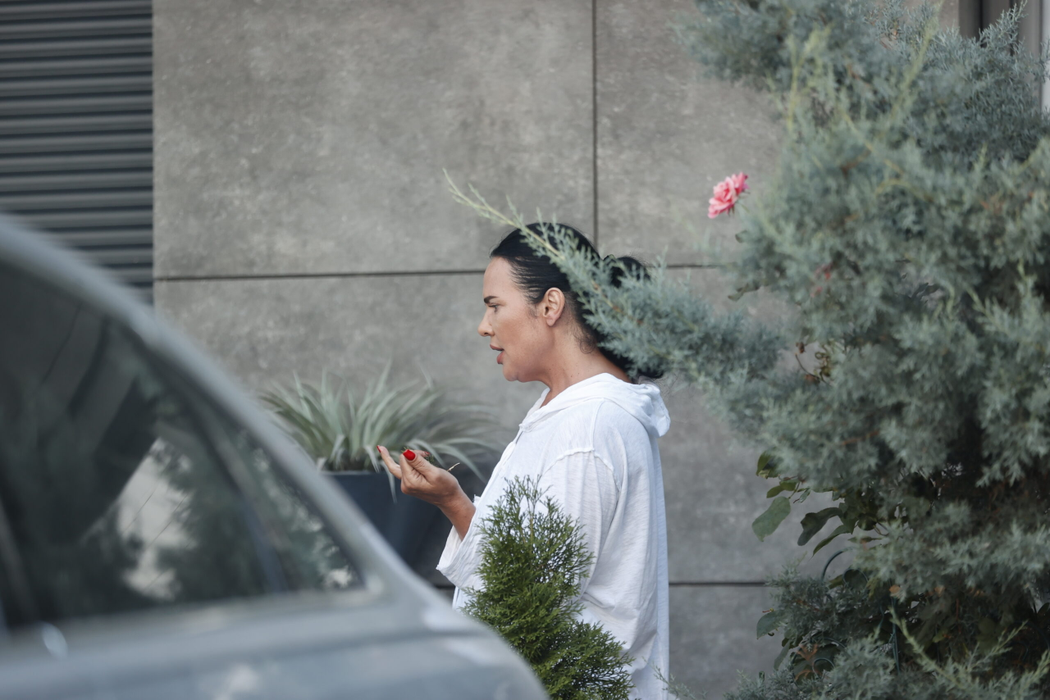 Ioana Năstase, singură, gânditoare și spărată. Foto: CANCAN.RO