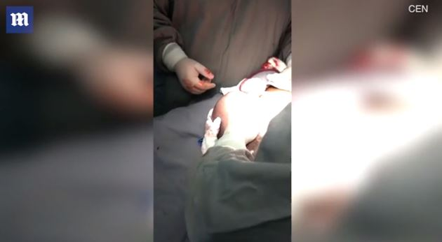 Imagini emoționante în sala de operații: un băiețel s-a născut în timp ce era încă în sacul amniotic. Cazul este foarte rar: 1 la 80.000 de nașteri | FOTO & VIDEO