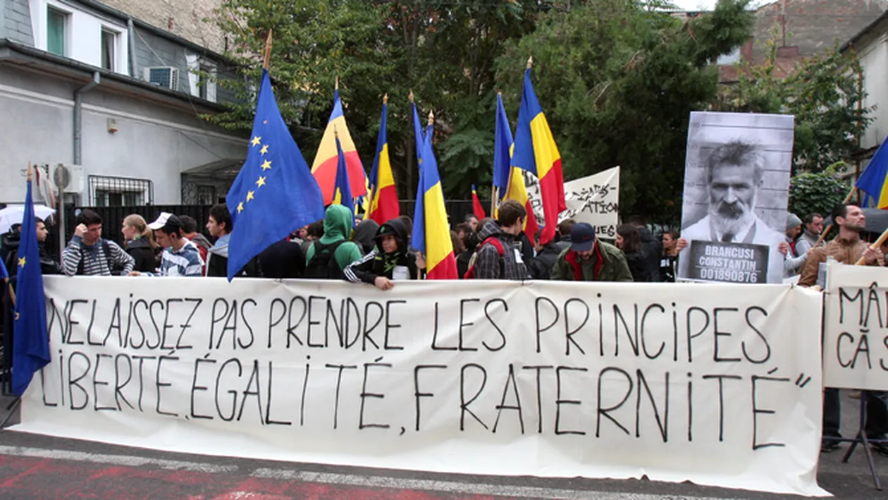 Zeci de tineri au protestat impotriva comportamentului francezilor, in fata Ambasadei Frantei la Bucuresti