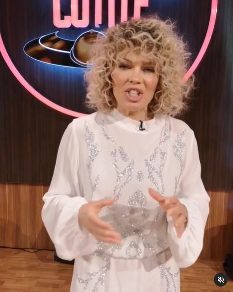 Gina Pistol își ascunde burtica de gravidă, dar nu a reușit să mascheze și asta! Detaliul observat la viitoarea mămică în selfie-ul postat de Smiley