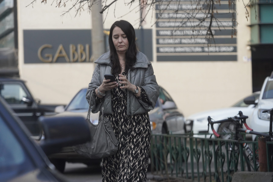 Amalia Năstase a terminat cumpărăturile și pleacă acasă (Foto: CANCAN.RO)