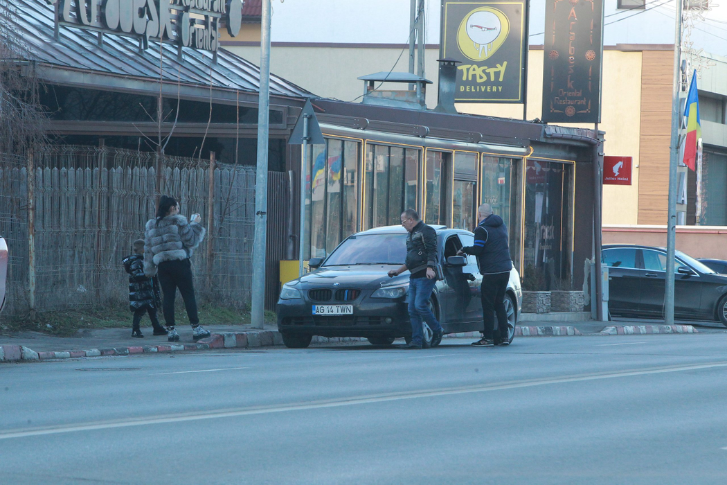 Leo de la Strehaia a rămas cu BMW-ul în drum și este ajutat să-l urce pe trotuar