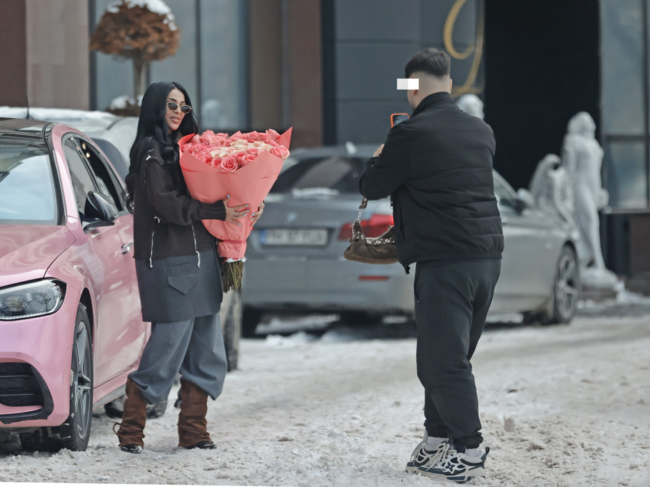 Amicul i-a făcut mai multe poze cu buchetul de flori asortat cu Mercedesul ei