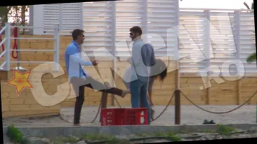 Imagini de senzatie cu doi “cocosi” si-o “caprioara”! Beti, atat de beti, incat nu au reusit nici macar sa se bata!