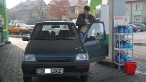 Actor mare, masina mica. Vezi cine s-a inghesuit intr-o "cutie de chibrituri"