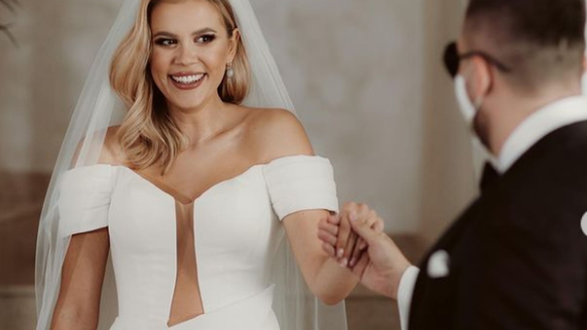 Emily Burghelea, ţinută bizară la nuntă. Cum a apărut blondina în toiul petrecerii