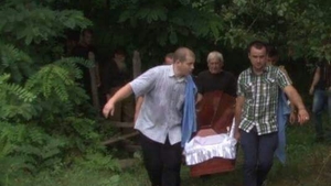 Mort plimbat pe braţe prin pădure. Se întâmplă într-un sat din Dâmboviţa