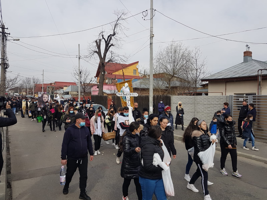 Scene sfâșietoare la înmormântarea fetelor ucise în accidentul din Capitală