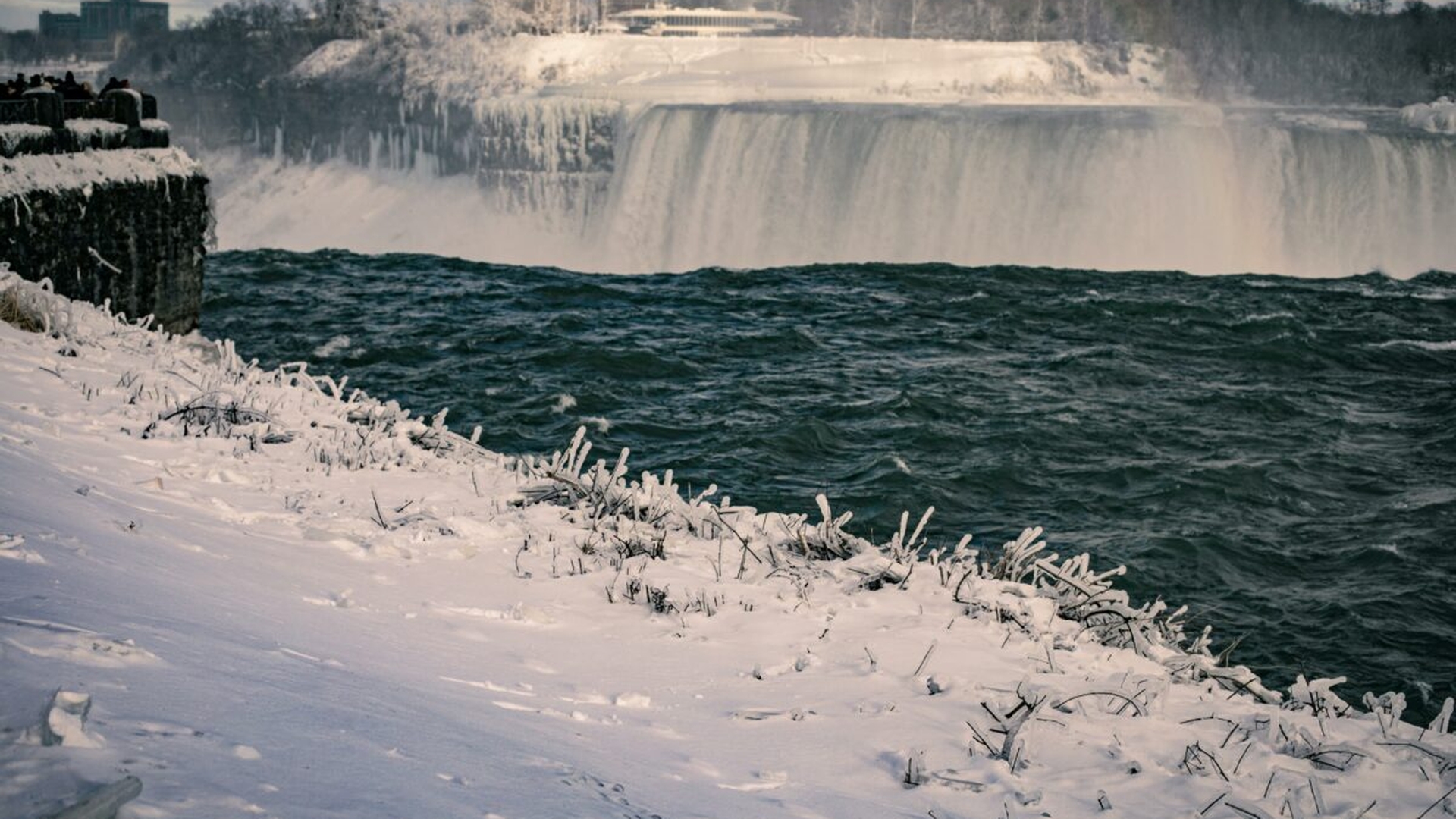Minunea albă de la Niagara: de ce pare înghețată, dar continuă să curgă fără oprire