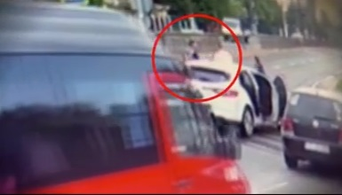 Scandal monstru la Călugăreni: Un interlop a atacat, în plină stradă, o polițistă!