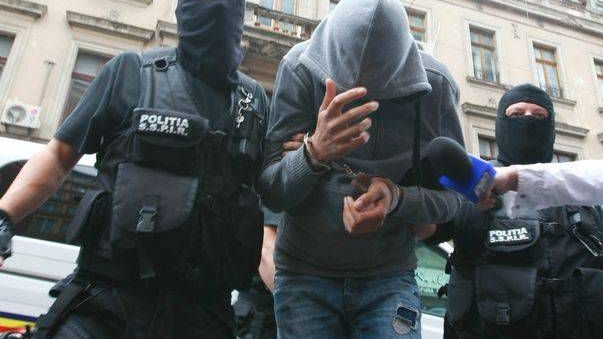 Trei persoane, reținute de procurorii DIICOT din Bacău pentru trafic de minori, viol și proxenetism