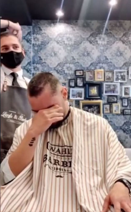 Un frizer, gest impresionant în fața unui client diagnosticat cu temutul cancer! Cum a reacționat bărbatul când a văzut că bărbierul se tunde la zero | VIDEO