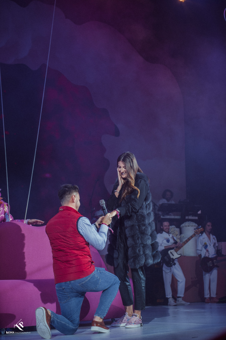 Moment emoționant la concertul Deliei! Artista a complotat cu un fan care și-a cerut iubita de soție pe scenă