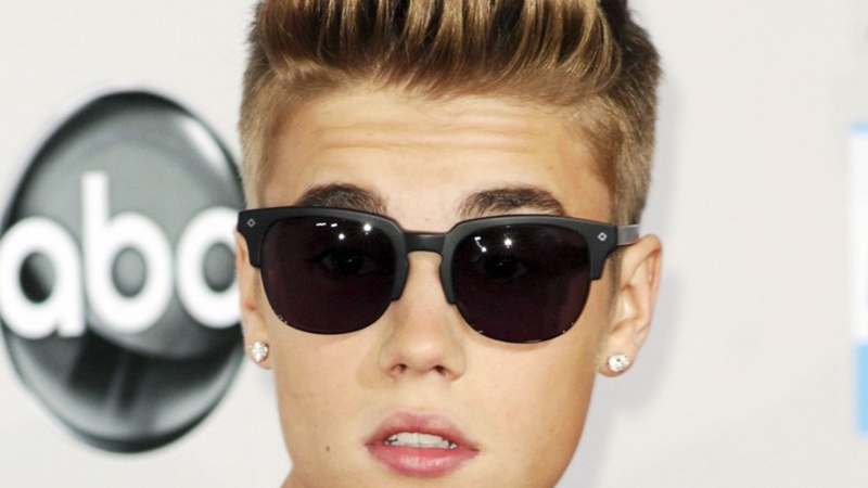 A luat-o razna? Justin Bieber şi-a arătat fundul fanilor, pe o reţea de socializare!
