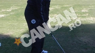 Ia uite ce incordat si atent e „printul" Biancai! S-a chinuit sa nimereasca gaura la golf!