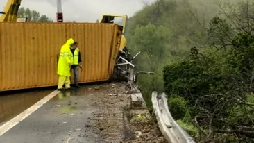 Accident teribil în Italia! Un șofer român de TIR a murit