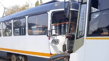Două tramvaie s-au ciocnit în urmă cu câteva ore în Capitală. Un bărbat a fost rănit