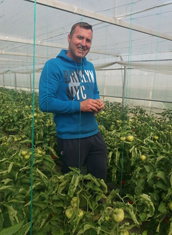Simon Idita are 40 de ani şi face agricultură din tată-n fiu