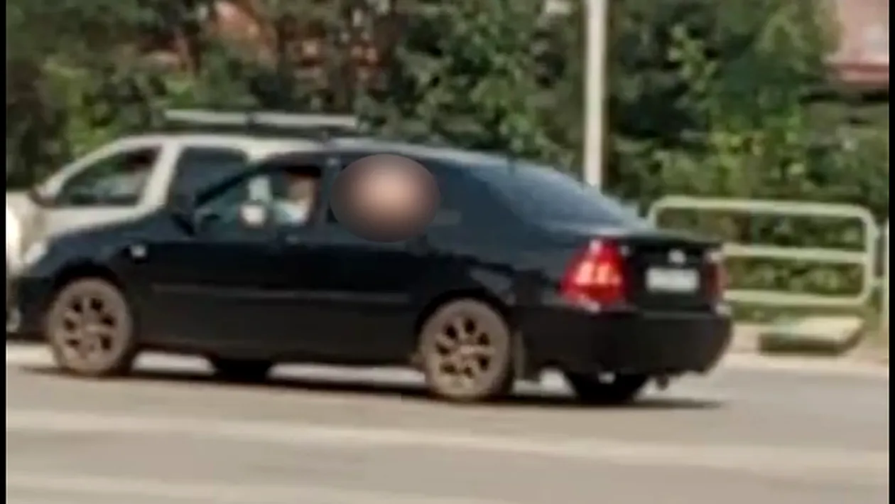 VIDEO! O femeie îşi arată părţile intime pe geamul maşinii, în mijlocul traficului, în amiaza mare!