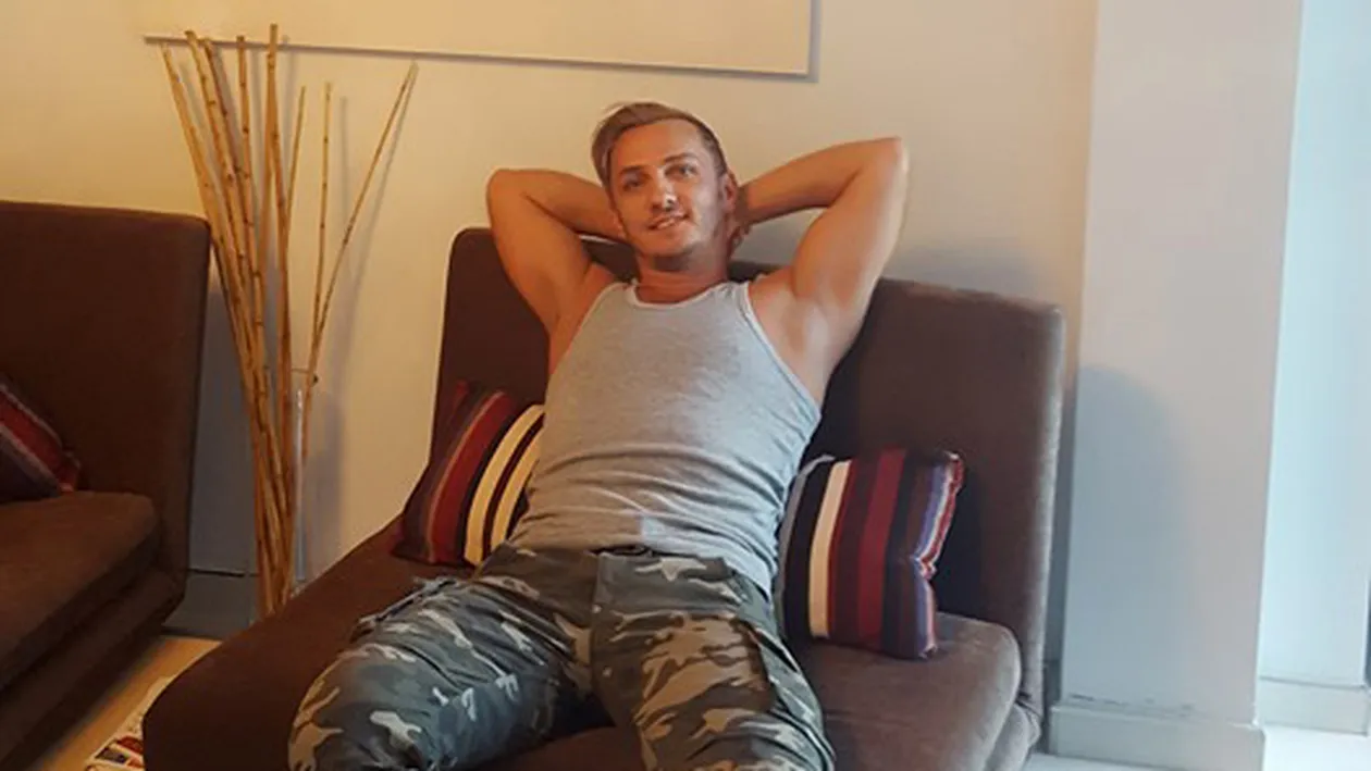 De data aceasta a întrecut orice limită! Trăistariu s-a pozat iar în chiloţi dar....cu un personaj aflat în mare vogă!